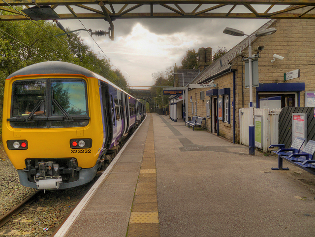 Hadfield railway station